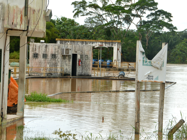 Água invadiu Estação de Tratamento de Água (ETA), em Rio Branco; Imagem desta quarta-feira (4) (Foto: Caio Fulgêncio/G1)