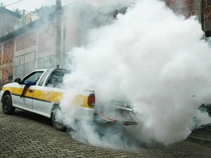 Carro fumacê percorre ruas da cidade. (Foto: Divulgação/Prefeitura de Volta Redonda)