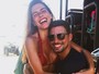 Cauã Reymond e Mariana Goldfarb posam sorridentes em dia de folga