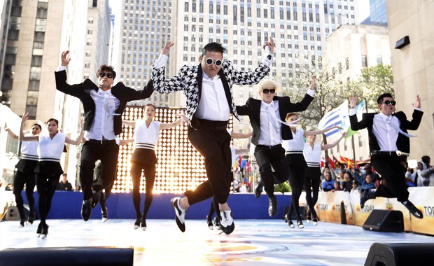 Psy e seus dançarinos se apresentam no programa de TV dos EUA 'Today', em Nova York, nesta sexta-feira (3) (Foto: Reuters/Lucas Jackson)