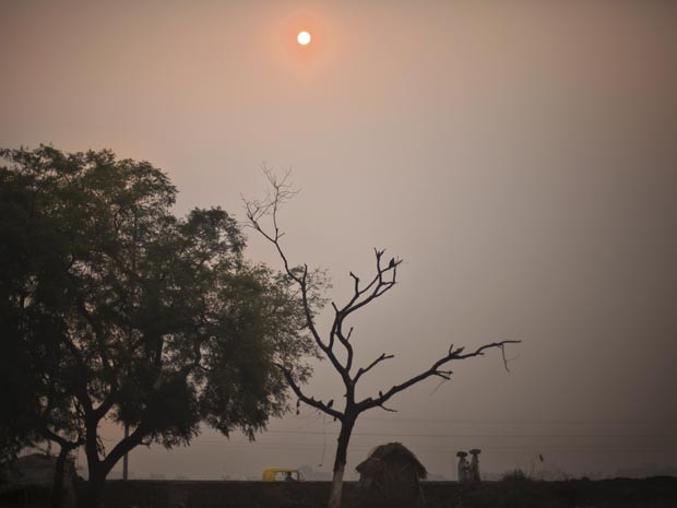Luz do sol é ofuscada pela neblina de poluição, em Nova Délhi (Foto: AP Photo/Altaf Qadri)