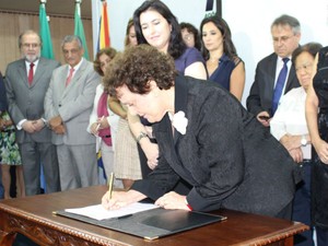 Ministra da Secretaria de Políticas para as Mulheres da Presidência da República, Eleonora Menicucci, durante assinatura de termo de adesão a programa em MS (Foto: Tatiane Queiroz/G1 MS)