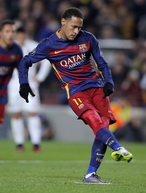 Neymar pênalti Barcelona x Roma (Foto: AP)