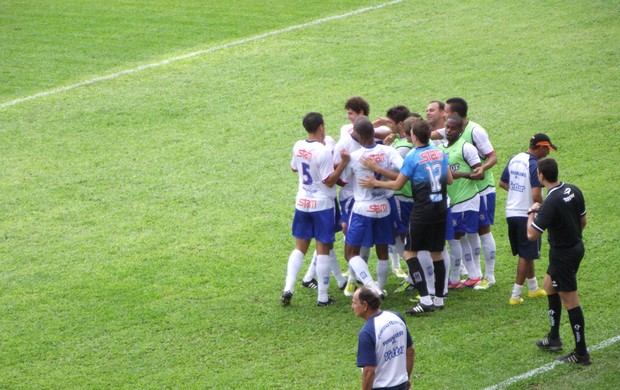 Friburguense comemora gol marcado no Campeonato Carioca (Foto: Márvio Nova)