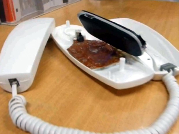 Telefone celular  encontrado escondido dentro de um fixo em agncia em Americana (Foto: Reproduo EPTV)