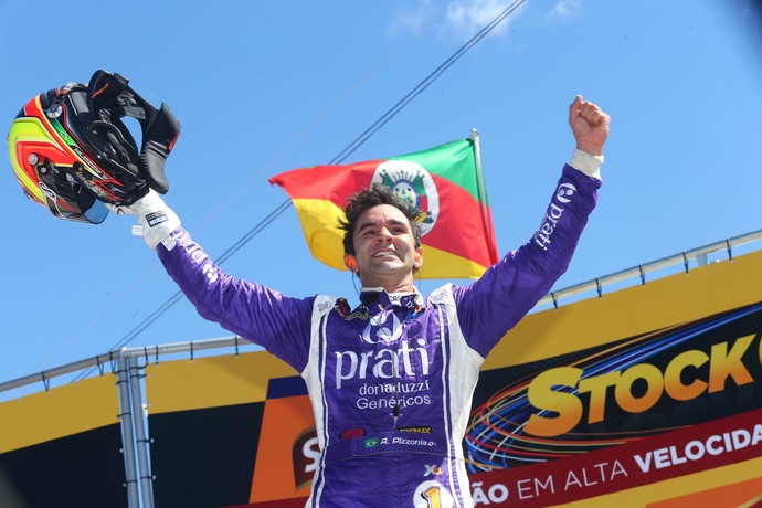 Antonio Pizzonia festeja primeira vitória na Stock Car (Foto: Vanderley Soares / Divulgação)
