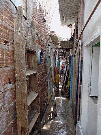 SOBRADO - Custo: R$ 5 MIL - A construção, segundo denúncias, é feita com  dinheiro das famílias dos presos. O governo de Pernambuco nega (Foto:  )