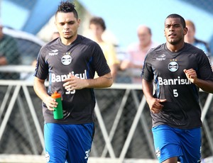 Fernando (D) não escolhe adversário na próxima fase do Gauchão (Foto: Lucas Uebel/Grêmio FBPA)