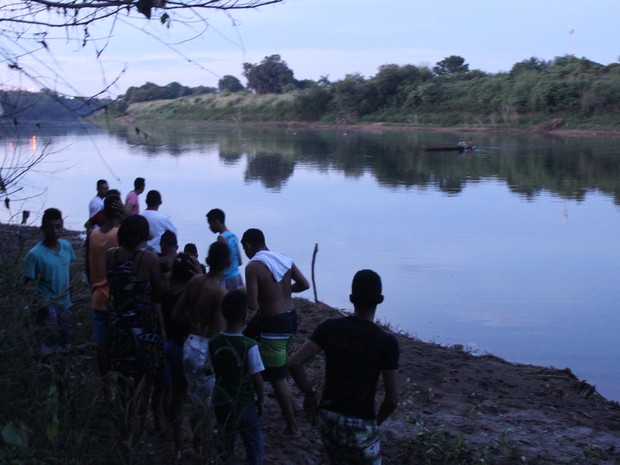 Amigos e parentes acompanharam as buscas (Foto: Ellyo Teixeira/ G1)