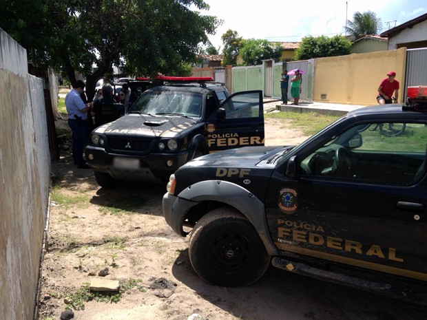 Polícia Federal descobriu construção de túnel em uma casa no bairro de Mangabeira, em João Pessoa (Foto: Walter Paparazzo/G1)