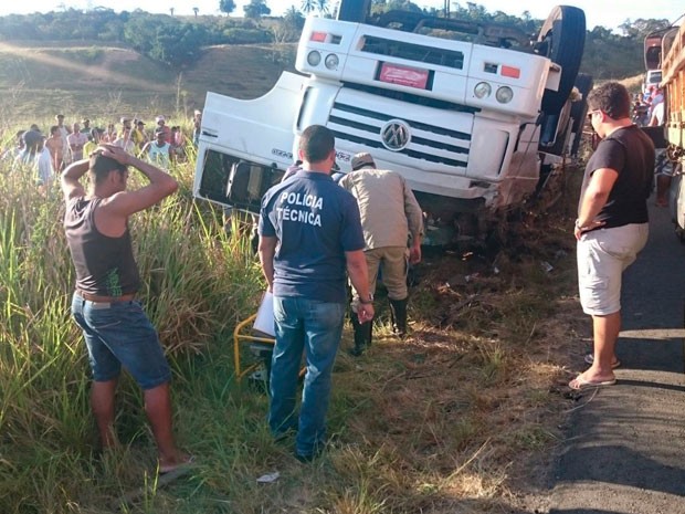 Vítimas ficaram presas às ferragens e morreram no local do acidente (Foto: Marcos Augusto / Voz da Bahia)