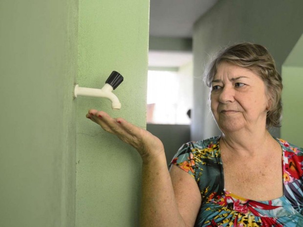 Com familiares no interior vivendo a mesma situação, Maria lamenta o desperdício (Foto: Vitor Jubini/A Gazeta)