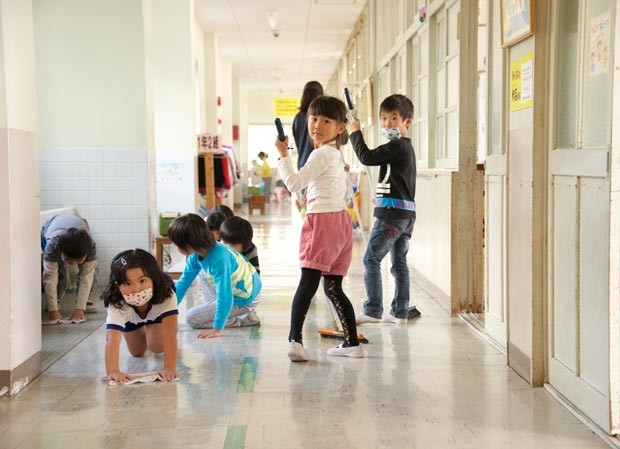 Educadores japoneses defendem que ação ajuda na construção de noções de responsabilidade. (Foto: Marcelo Hide/BBC)