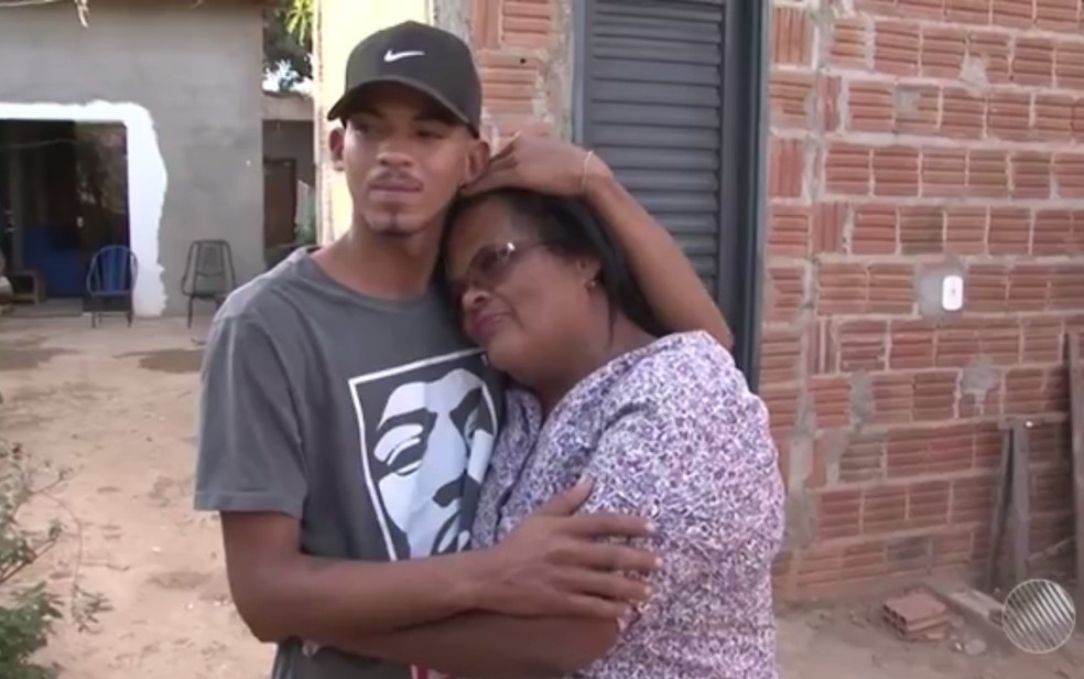 Jovem reencontrou mãe após procurar no quadro Desaparecidos, do Bahia Meio Dia (Foto: Reprodução/ TV Oeste)