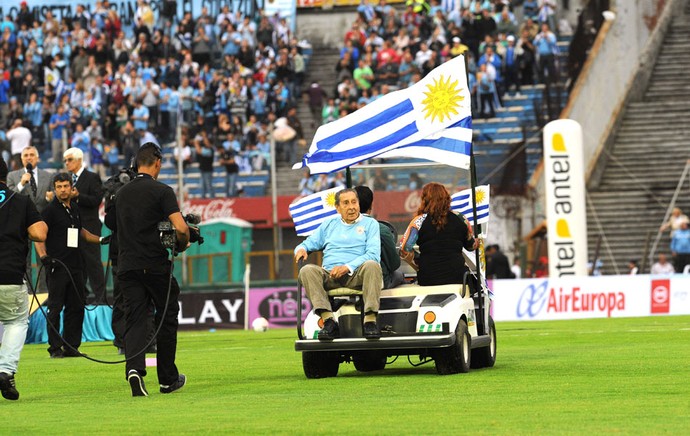 Ghiggia Homenagem Uruguai e Jordânia (Foto: Agência AFP )