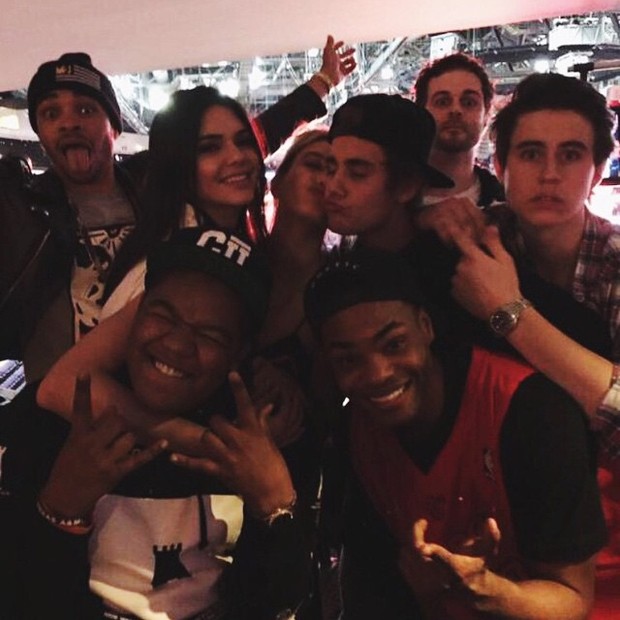 Kendall Jenner, Justin Bieber e Hailey Baldwin com amigos em jogo de basquete em Los Angeles, nos Estados Unidos (Foto: Instagram/ Reprodução)