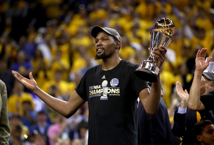 Kevin Durant foi eleito o MVP das finais após conquistar o título com o Golden State Warriors (Foto: Getty Images)