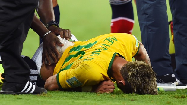 O craque chora após ser atingido pelo jogador colombiano (Foto:  Jamie McDonald/Getty Images)