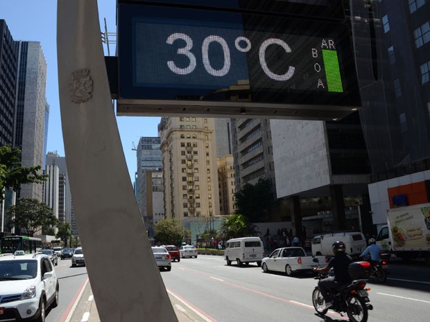 Termômetro marca 30ºC na Avenida Paulista, em São Paulo (SP), na tarde desta quarta-feira (10) (Foto: J. Duran Machfee/Estadão Conteúdo)