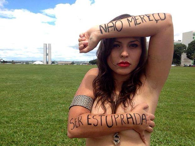 A atiivista Nana Queiroz na Esplanada dos Ministérios em imagem usada na campanha contra o estupro (Foto: Reprodução)