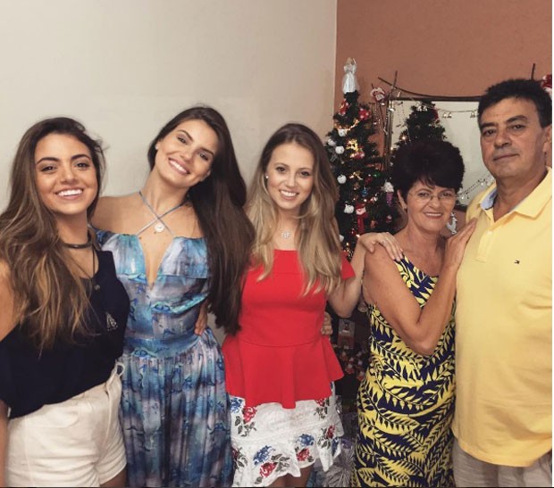 Camila com as irmãs, Caroline e Melina, a mãe, Eliane, e o pai, Sérgio (Foto: Reprodução Instagram)