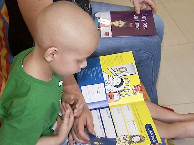 Após cura de câncer, família de MG doa R$ 37 mil em livros ao Boldrini, em Campinas (Foto: Reprodução / EPTV)