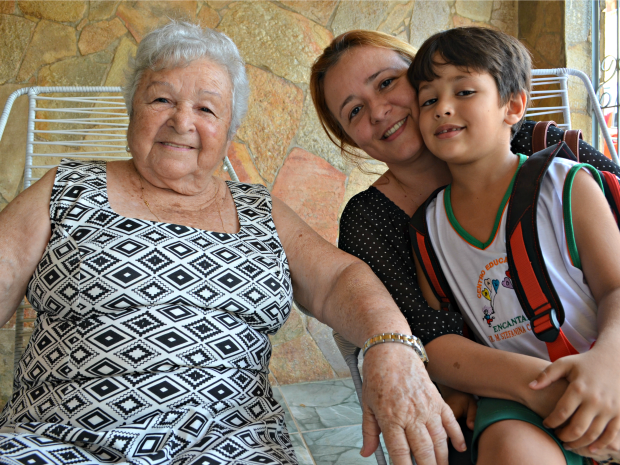 Dona Terezinha ao lado da neta Giselle e do bisneto  (Foto: Veriana Ribeiro/ G1)