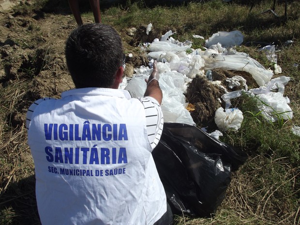 lixo hospitalar em são pedro da aldeia (Foto: Heitor Moreira/G1)