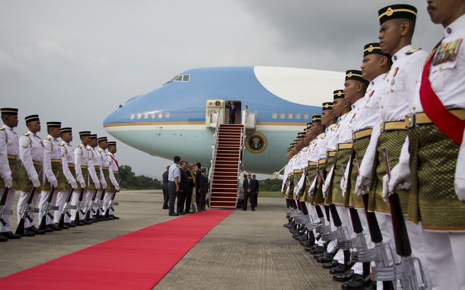 O presidente norte-americano, Barack Obama, chega à Malásia, como parte da viagem diplomática que faz no sudeste asiático