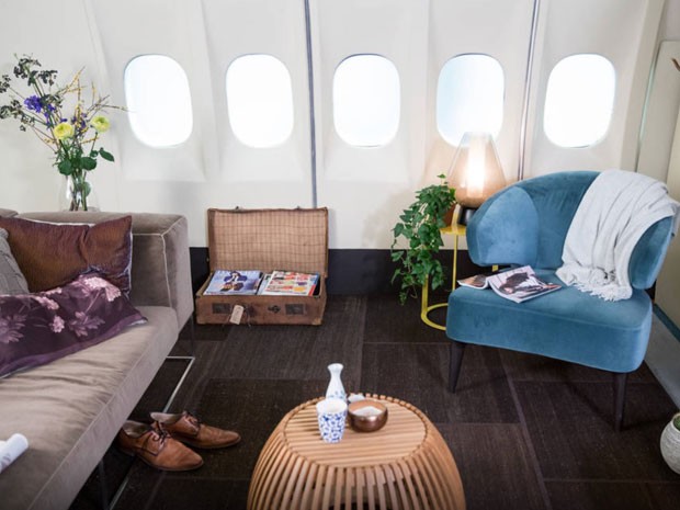 Um dos ambientes do avião adaptado para receber hóspedes; espaço tem 126 janelas (Foto: Divulgação/Airbnb)