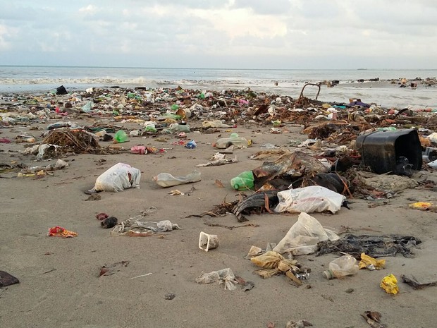 G1 Após Fortes Chuvas Lixo Toma Conta Da Praia Da Avenida Em Maceió Notícias Em Alagoas