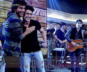 Leicam canta no palco do programa  (Foto: TV Globo)