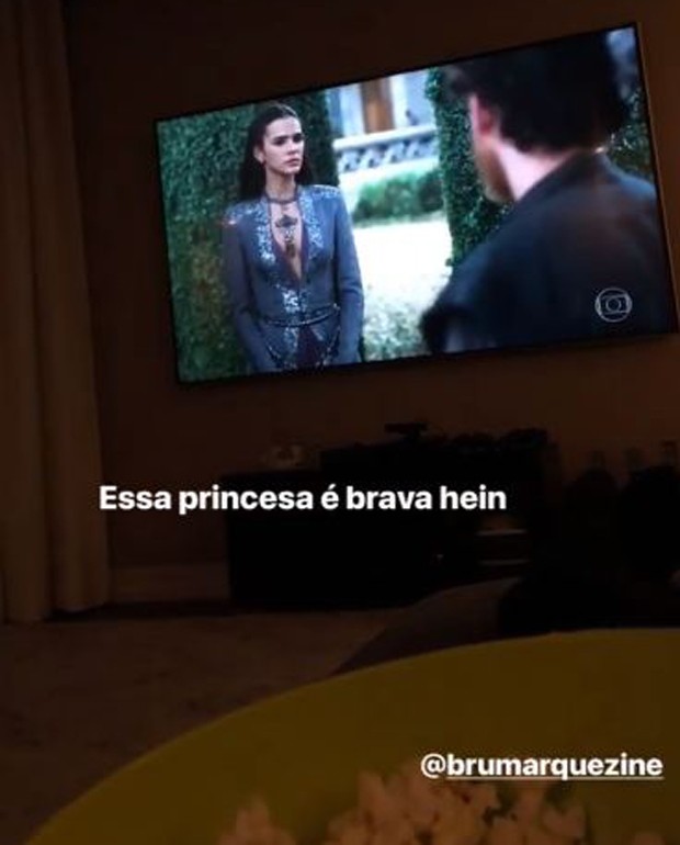 Neymar assistindo Bruna Marquezine em Deus Salve o Rei (Foto: Reprodução/Instagram)