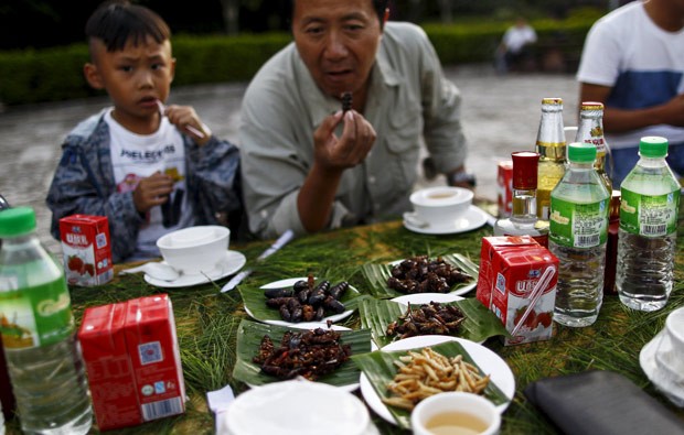 Chineses encaram escorpiões, lacraias, baratas, cigarras e outras iguarias exóticas (Foto: Wong Campion/Reuters)