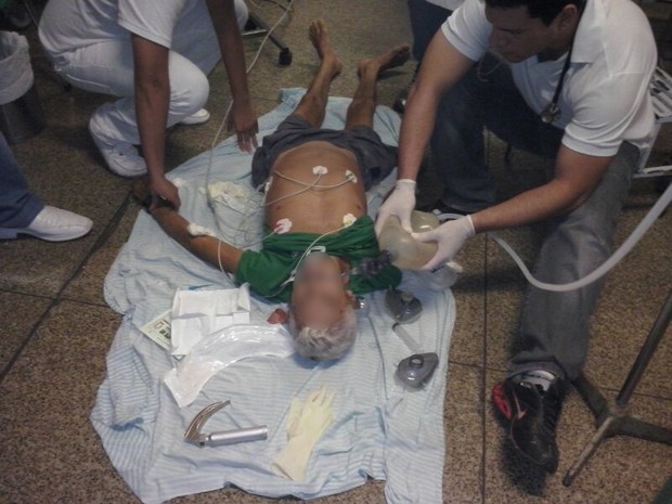 Idoso recebeu atendimento médico no chão do Hospital de Urgência de Teresina (Foto: Arquivo Pessoal)