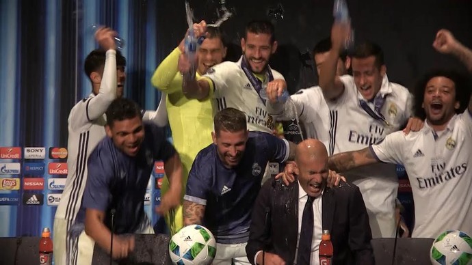 Jogadores do Real Madrid d&atilde;o "banho" em Zidane (Foto: Reprodu&ccedil;&atilde;o / V&iacute;deo)