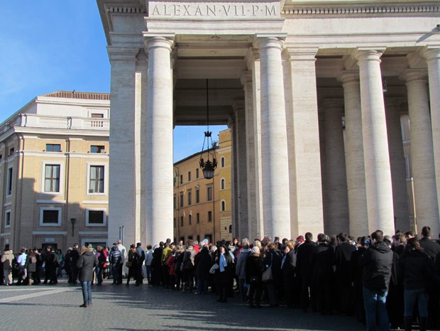Fiéis fazem fila para ver a missa do Papa nesta quarta-feira (13) na Basílica de São Pedro, no Vaticano (Foto: Fernanda Kamena/G1)