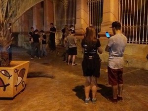 Grupo caçava Pokémon em frente ao Cemitério da Saudade na noite de sábado (6) em Piracicaba (Foto: Thainara Cabral/ G1)