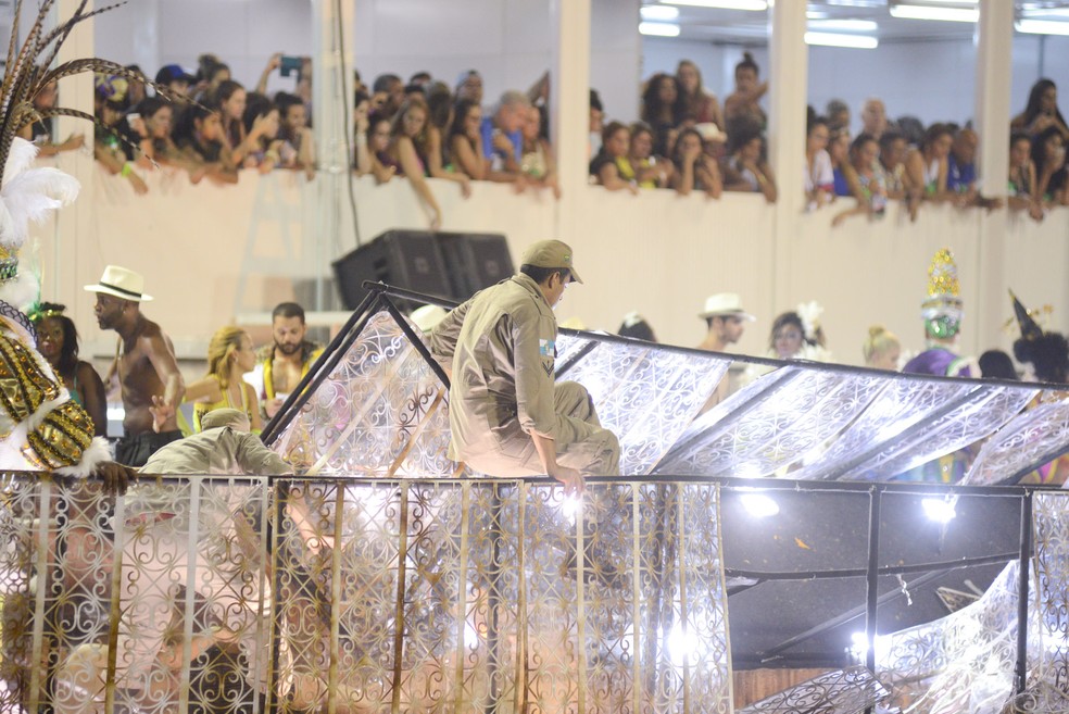 Estrutura de carro alegórico da Unidos da Tijuca desabou, ferindo componentes da alegoria (Foto: Alexandre Durão/G1)