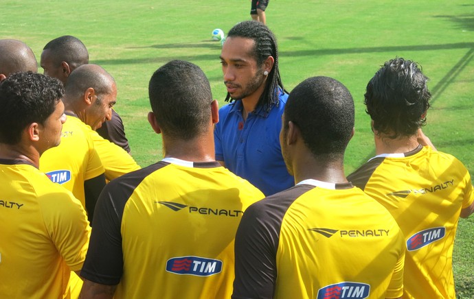 Everton Costa vasco visita jogadores (Foto: Edgard Maciel de Sá)