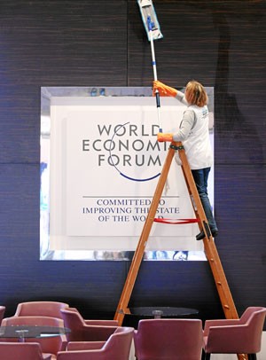 Funcionários penduram placas durante a preparação do Fórum Econômico Mundial em Davos, na Suíça. (Foto: Foto: Moritz Hager/World Economic Forum/swiss-image.ch)