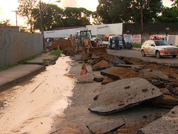 G Deslizamento De Terra Bloqueia Pista Na Estrada Velha Do Aeroporto