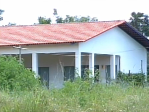 Escola localizada em outra aldeia foi inaugurada em 2012, mas está abandonada (Foto: Reprodução/TV Anhanguera)