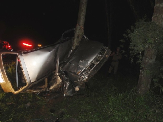 Jovem de 23 anos perdeu o controle da direção e bateu contra uma árvore (Foto: PRF/Divulgação)