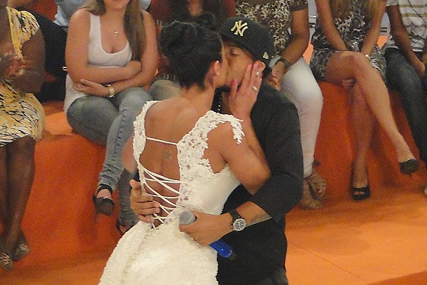 Casal dá beijo apaixonado no palco do Esquenta! (Foto: Esquenta!/ TV Globo)