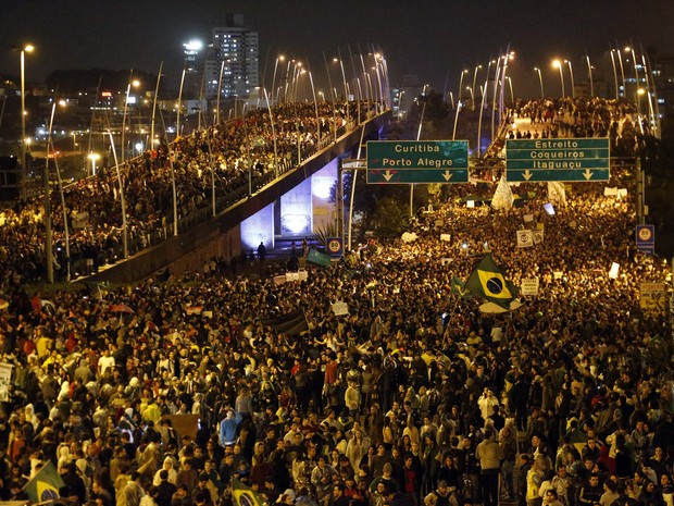 Manifestantes ocuparam as pontes de entrada e saída da Ilha de Santa Catarina (Foto: Alvarélio Kurossu/ Agência RBS)