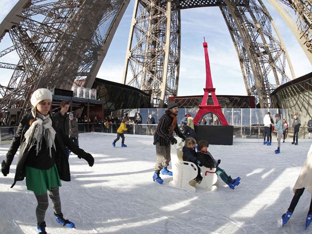 Turistas se divertem na pista de patinação da Torre Eiffel, em Paris (Foto: Charles Platiau/Reuters)