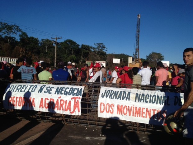 Manifestantes pedem abastecimento de água e reforma agrária no Piauí (Foto: Catarina Costa)