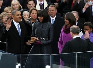 Barack Obama faz seu juramento durante a cerimônia de posse (Foto: Getty Images)