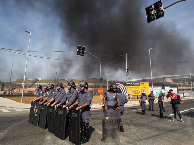 Integrantes do Movimento dos Trabalhadores Sem Teto(MTST) bloqueiam a Radial Leste, próximo à Arena Corinthians, na zona leste da capital paulista (Foto: Werther Santana/Estadão Conteúdo)